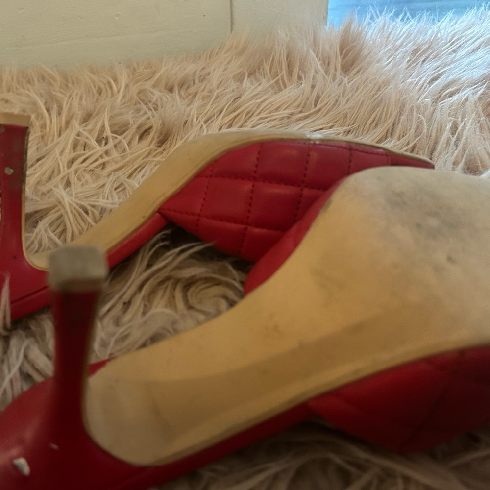 Red Heels - Picture 7 of 7